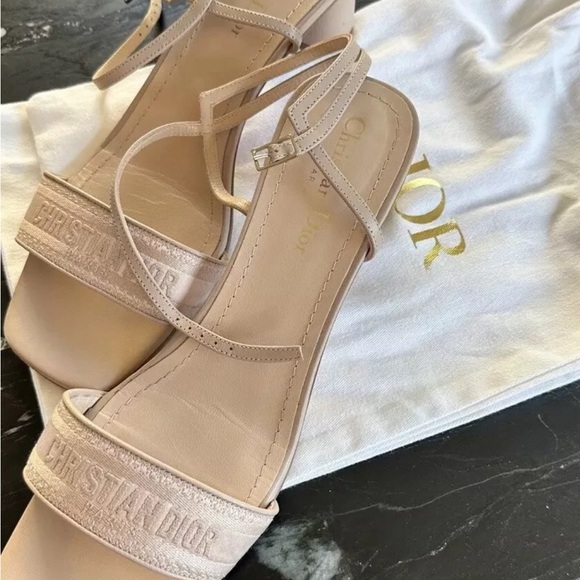 Sandals have only been worn once and are in fantastic shape! Nude/Pink - Picture 6 of 6